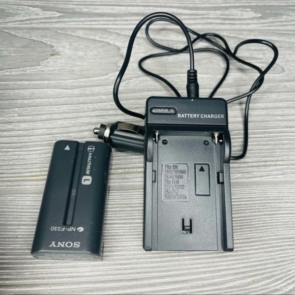Vintage Sony Mavica video camera and camera with 2 battery’s and charger 2.1 mp - Picture 3 of 7